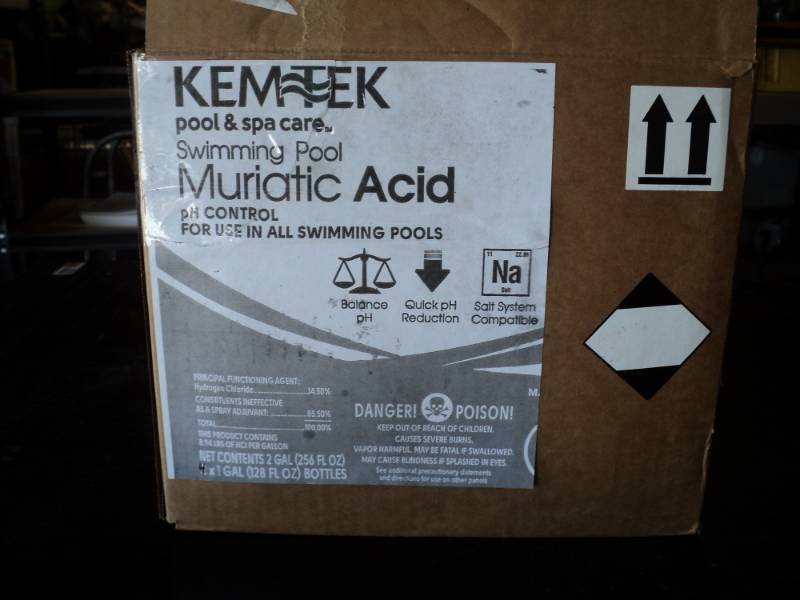 lot 9761 image: (1) case KemTek Pool & Spa Care Muriatic Acid pH control, (4) 1 gallon bottles