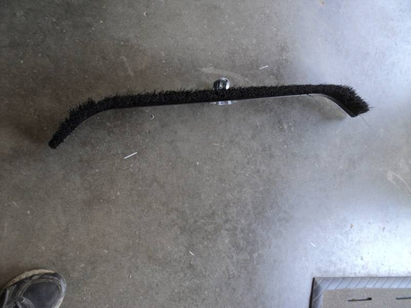 lot 9762 image: (1) Gordon Brush 32 seat sweep broom head, PN333226