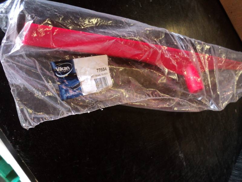 lot 9763 image: (1) Vikan Squeegie head 77554, red