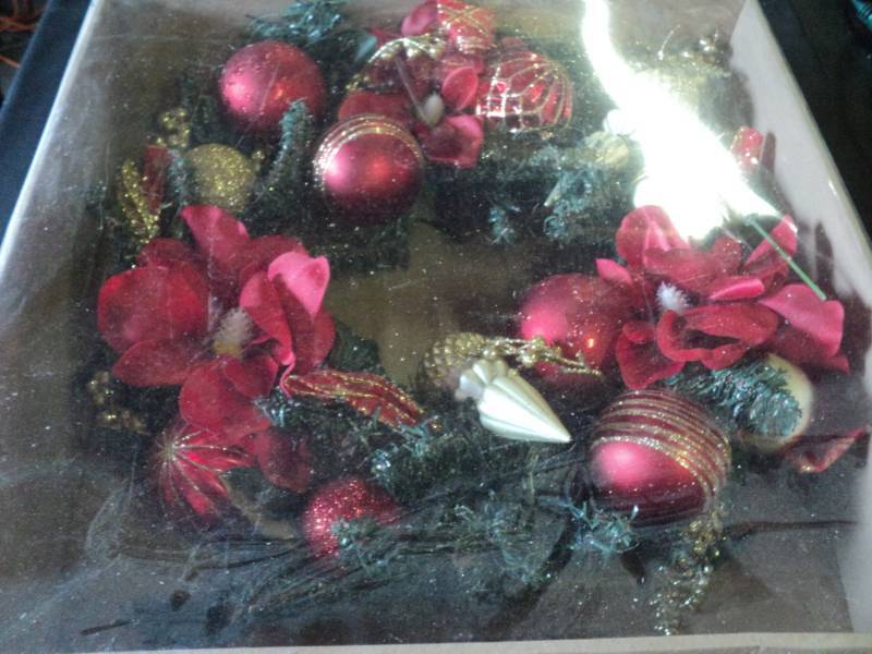 lot 9830 image: Decorative Holiday Wreath, red, gold