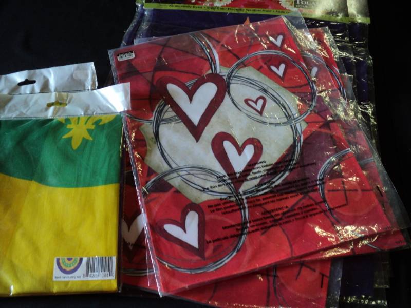 lot 9831 image: (21) ct mixed lot holiday flags, Valentines, Mardi Gras, Winter F
