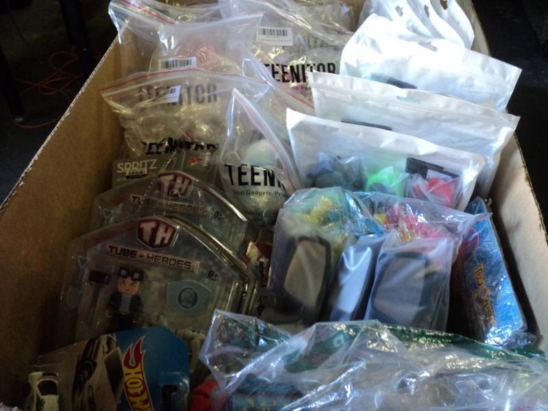lot 9885 image: Large mixed lot toys and party favors, over 50 pieces
