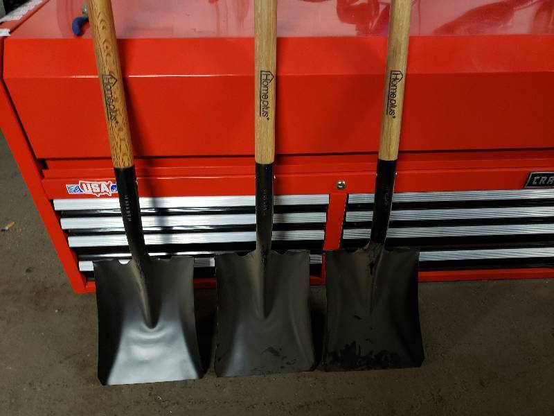 lot 14941 image: Lot of 3 Square Tip Shovels