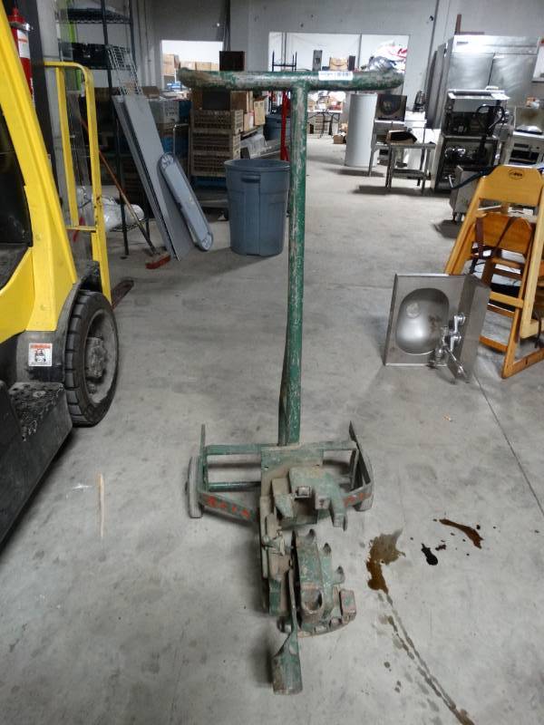 lot 1542 image: GreenLee Model 1800 pipe bender