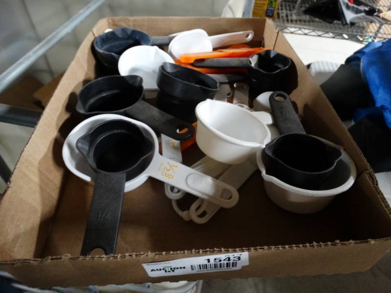 lot 1543 image: Lot of measuring cups