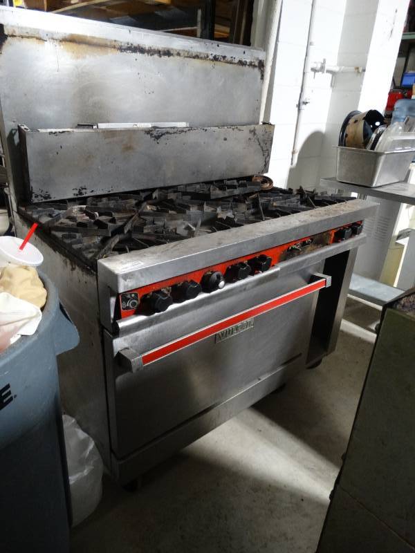 lot 1546 image: Vulcan Commercial  8 burner range with oven