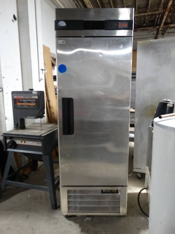 lot 1555 image: Blue Air Commercial single door stainless steel cooler- Powers on does not get cold- Ryan