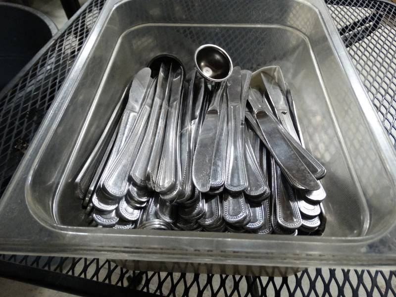 lot 1564 image: Large lot of butterknives