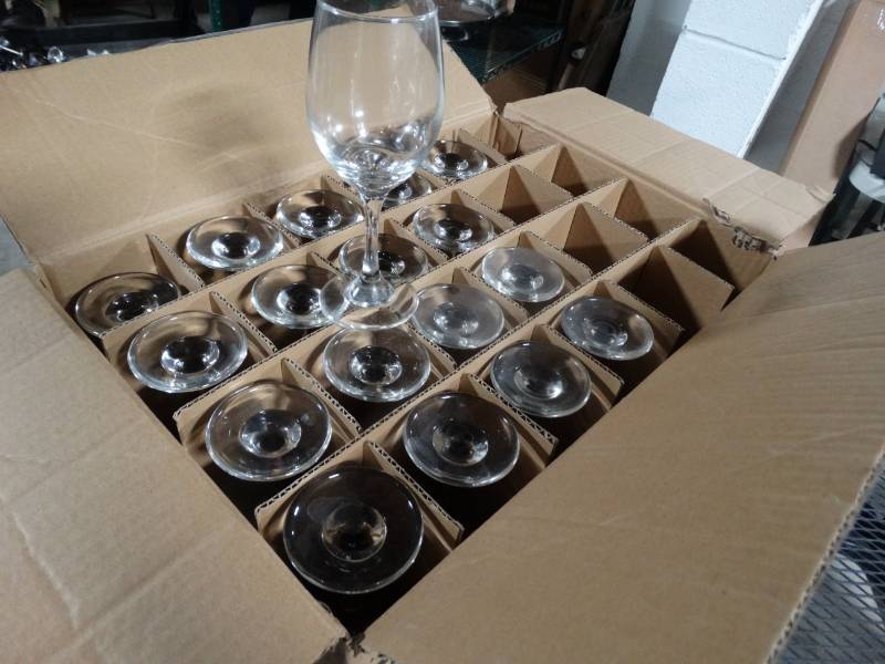 lot 1576 image: Case of 18 -11oz Goblet glasses