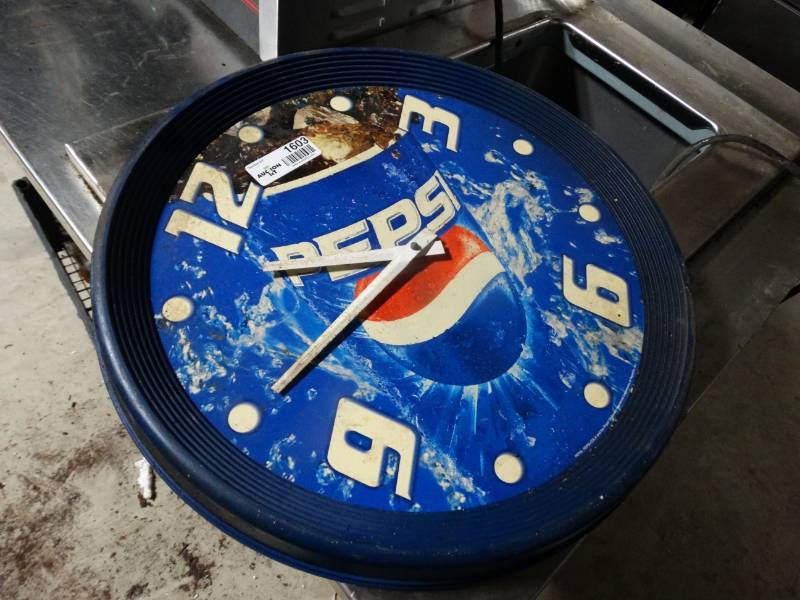 lot 1603 image: Pepsi wall clock