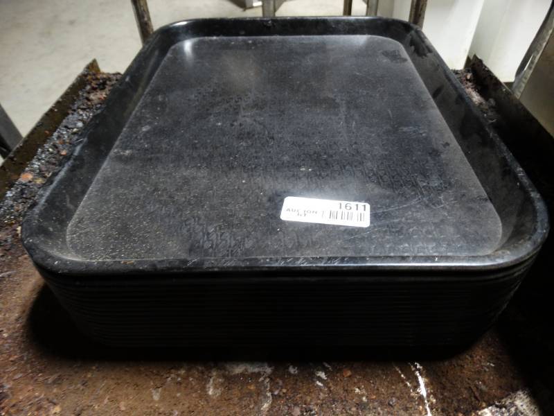 lot 1611 image: 15 plastic serving trays