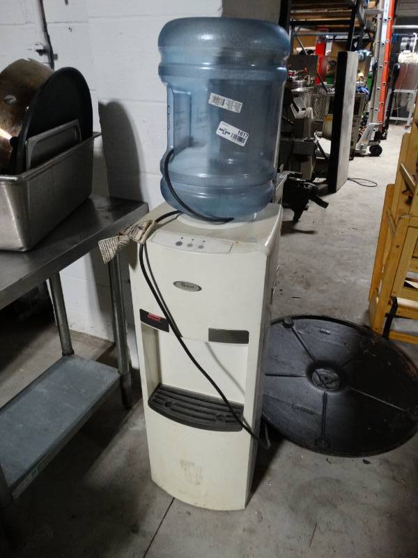 lot 1617 image: Whirlpool water dispensor