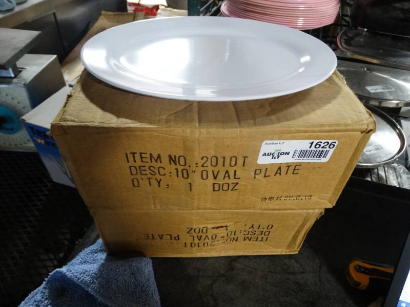lot 1626 image: 2 dozen new 10 oval plastic plates