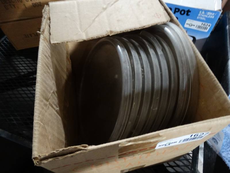 lot 1627 image: 8 round plastic lids