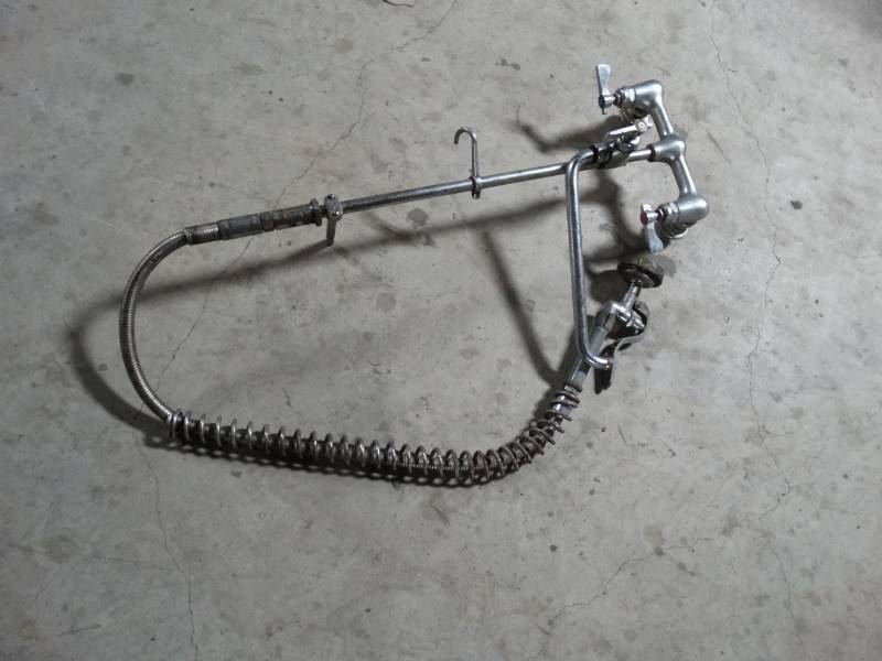 lot 1632 image: Sink faucet w spray wand