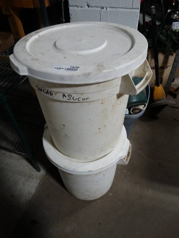lot 1636 image: 2 rubber trash cans w lids- 10 gallon