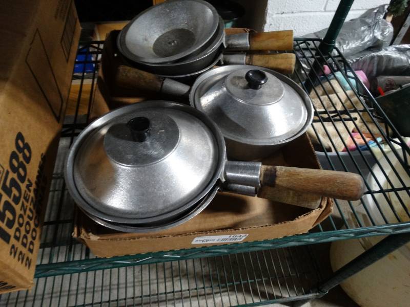 lot 1643 image: 5 aluminum small pans w lids