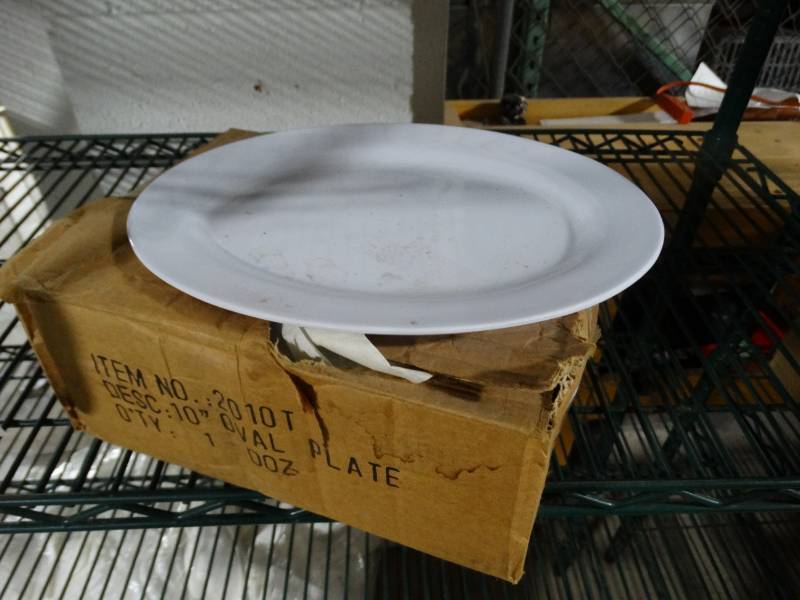lot 1650 image: 1 dozen 10 plastic oval plates- New