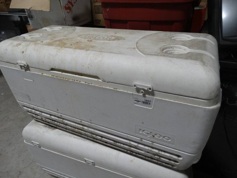 lot 1657 image: Large Igloo cooler