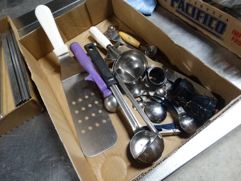 lot 1664 image: Various kitchen utensils