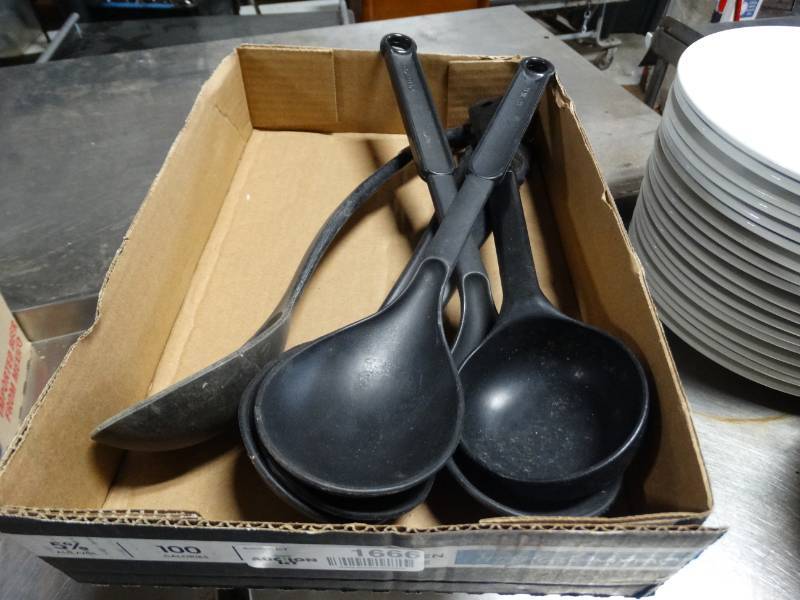 lot 1666 image: Various kitchen utensils