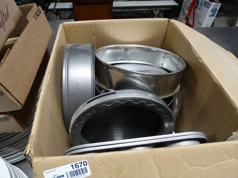 lot 1670 image: Lot of baking pans