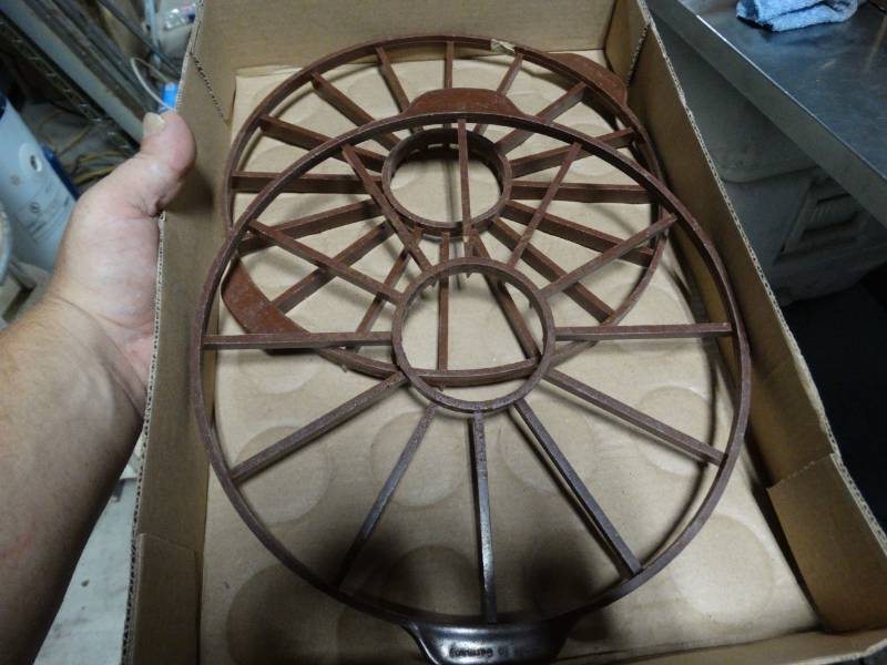 lot 1671 image: 2 pie cutters