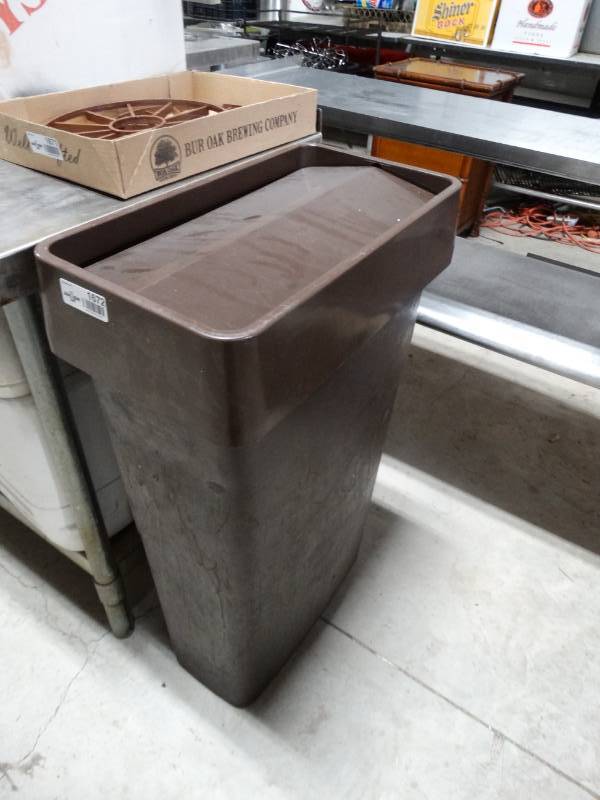 lot 1672 image: Trash can w lid
