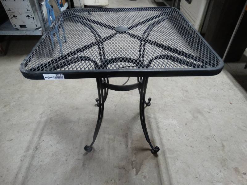 lot 1677 image: Square metal patio table