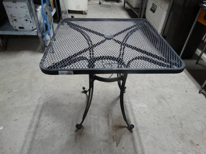 lot 1678 image: Square metal patio table