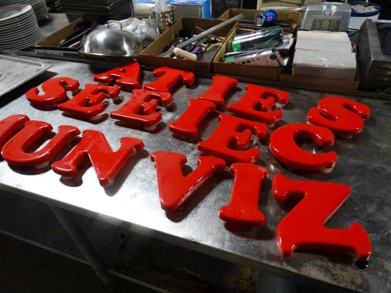 lot 1684 image: Lot of plastic letters