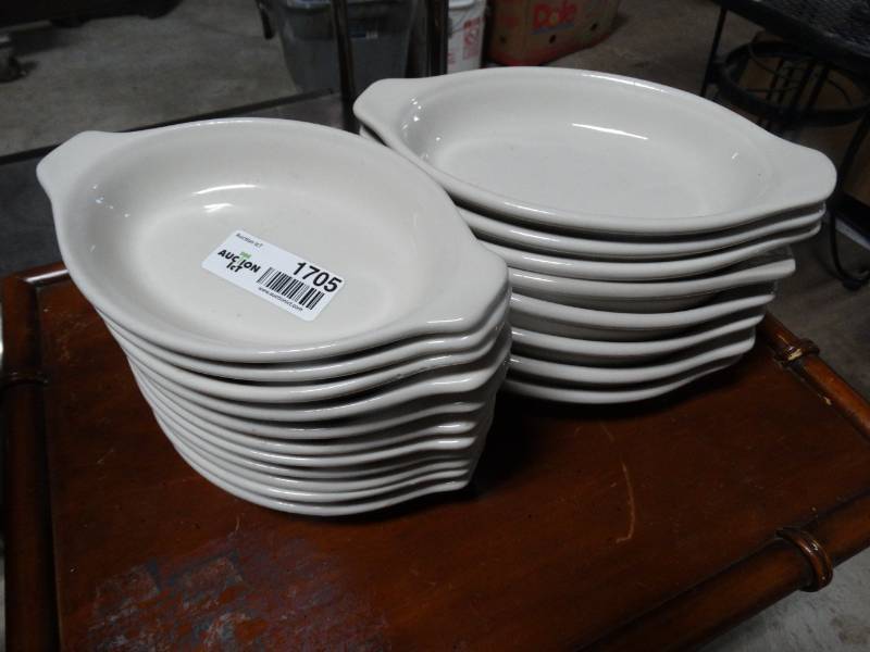 lot 1705 image: Various size oval china plates