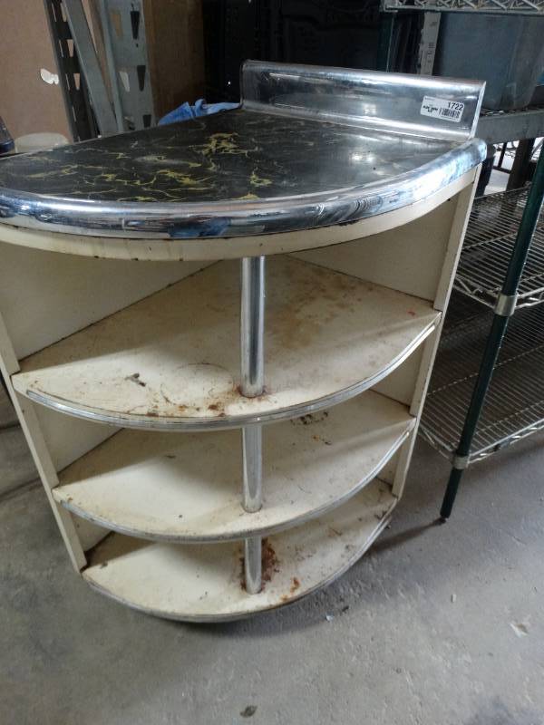 lot 1722 image: Vintage metal cabinet