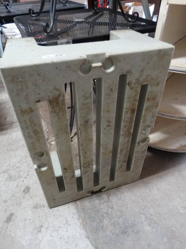 lot 1723 image: Plastic dunnage rack