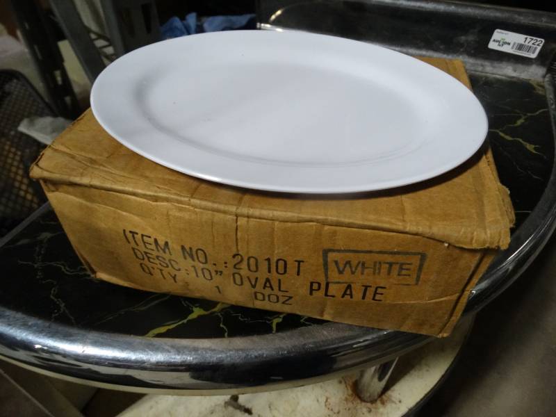 lot 1744 image: 1 dozen 10 plastic oval plates- New