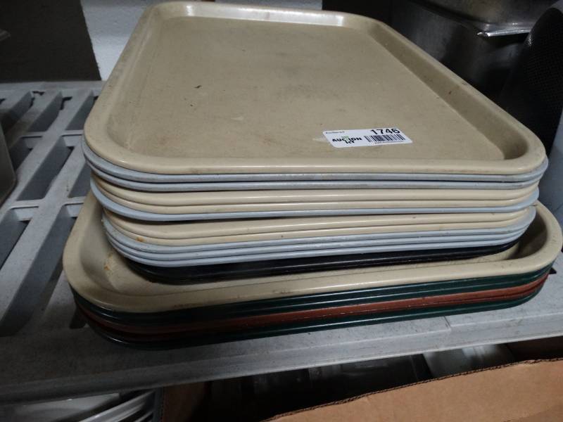 lot 1746 image: Lot of plastic serving trays
