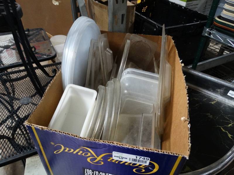 lot 1749 image: Lot of various sized plastic insert lids