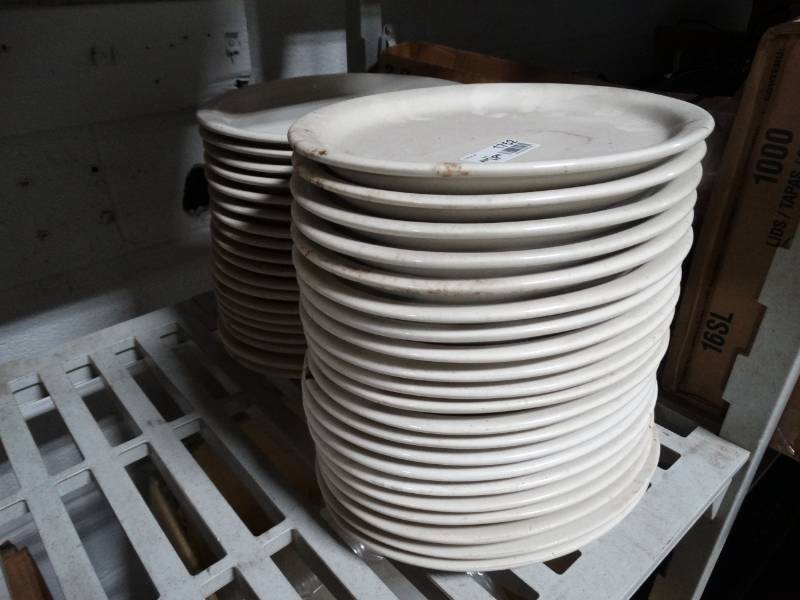 lot 1752 image: 40 oval china dinner plates