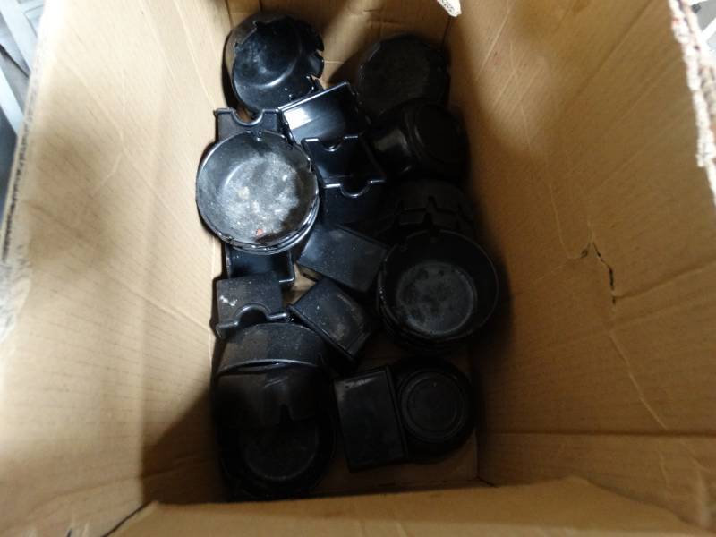 lot 1754 image: Lot of plastic ashtrays