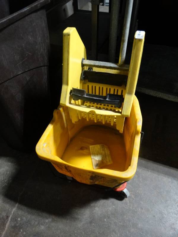 lot 1783 image: Mop bucket