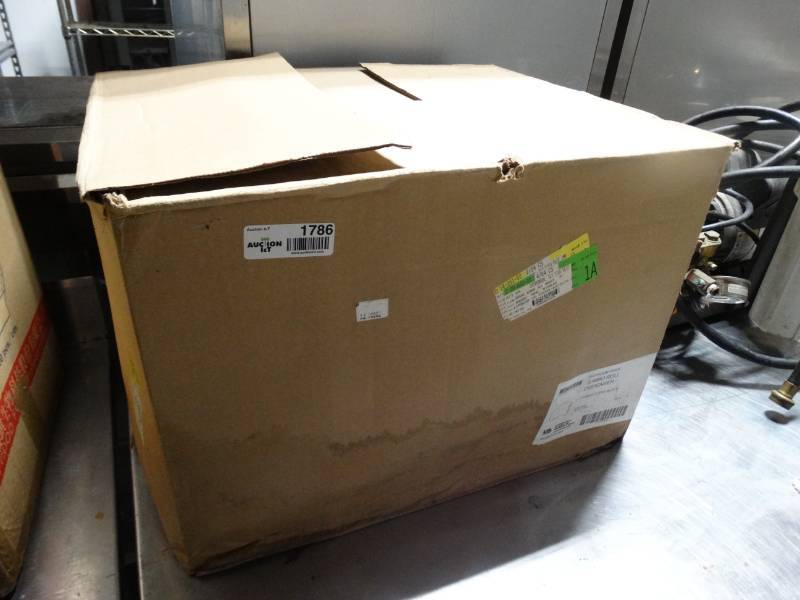 lot 1786 image: 4 new jumbo toilet paper roll dispensers