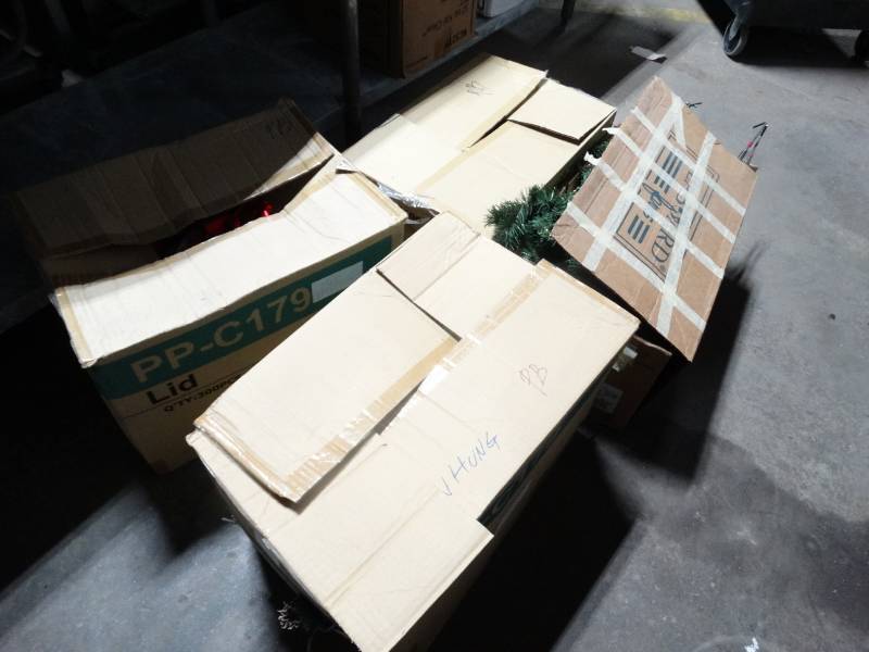 lot 1787 image: 4 boxes of Holiday items