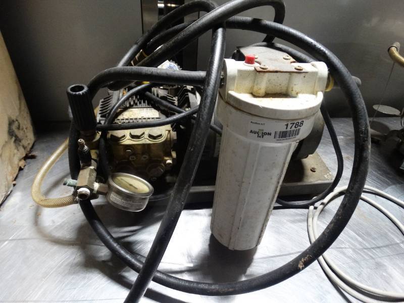 lot 1788 image: Electric water pump