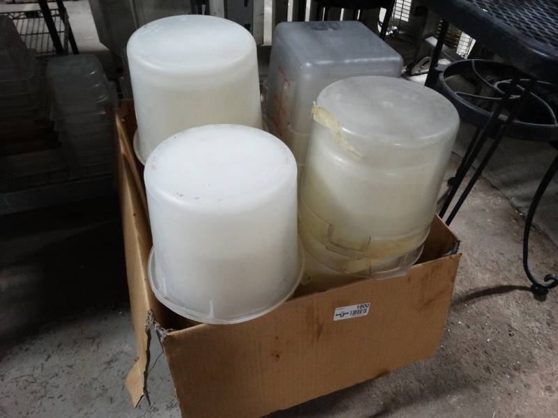 lot 1800 image: Large lot of plastic food containers