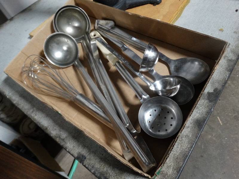 lot 1806 image: Lot of various kitchen utensils