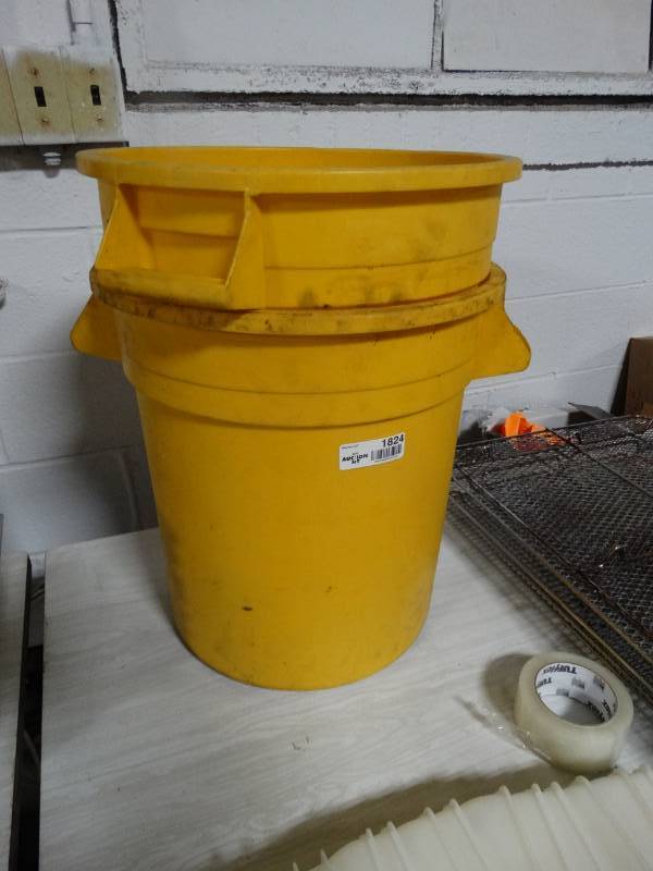 lot 1824 image: 2 10 gallon trash cans