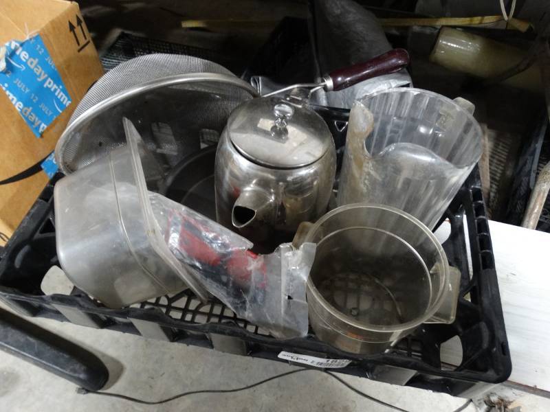 lot 1829 image: Lot of various kitchenware