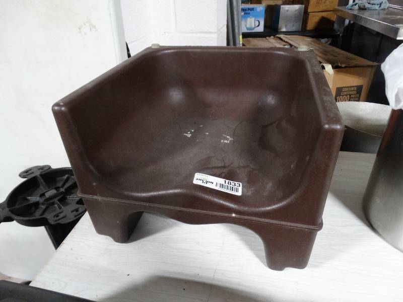 lot 1833 image: Booster seat