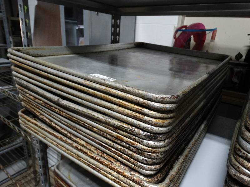 lot 1840 image: 17 full sheet pans