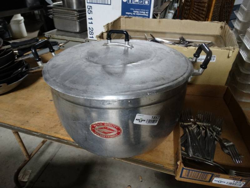 lot 1857 image: Large pot w lid & handles